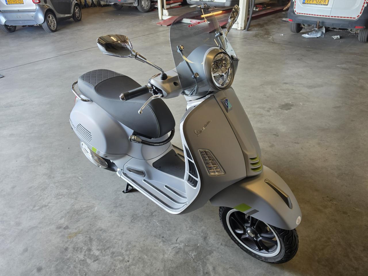 Vespa gts 300 supertech Slecht's 323Km! NIEUW!