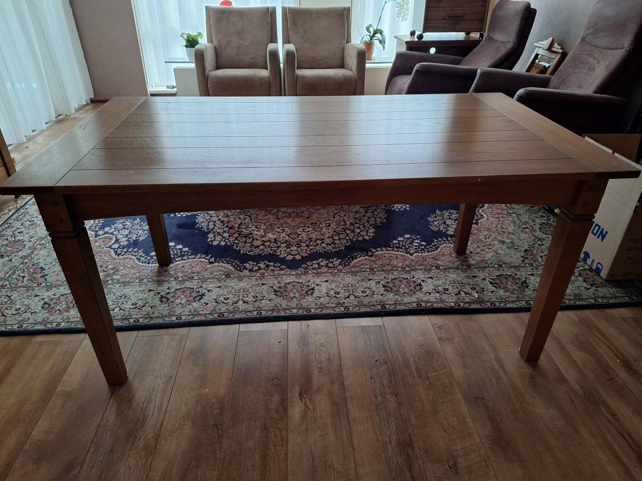 Set woonkamermeubelen  kast, tafelen stoelen eettafel en vitrine kast