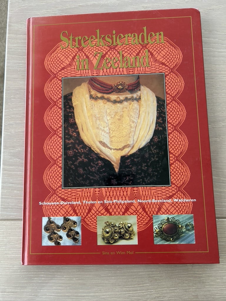 Streek sieraden in Zeeland deel  1 en 2