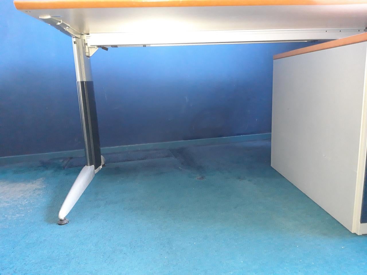 Gratis ophalen, ruim bureau, net blad.