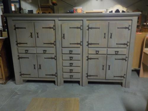 Hoog geheel massief eiken dressoir in zeer goede staat zeer mooie kwaliteit