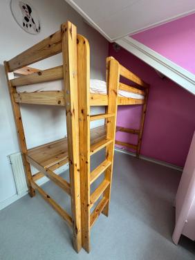 Hoogslaper met bureau