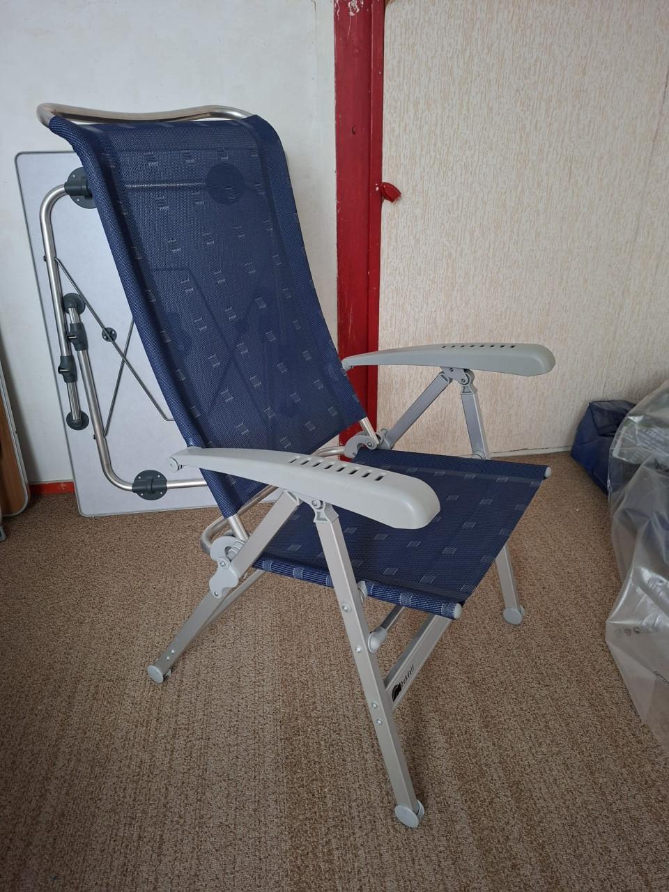 Camping tafel en stoelen.