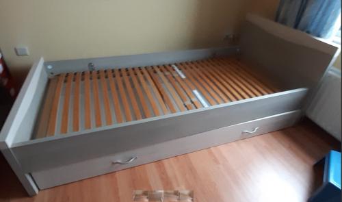 Bed met lade+ nachtkastje + bureau, kast 2-deurs + 2 x kast met glasdeur