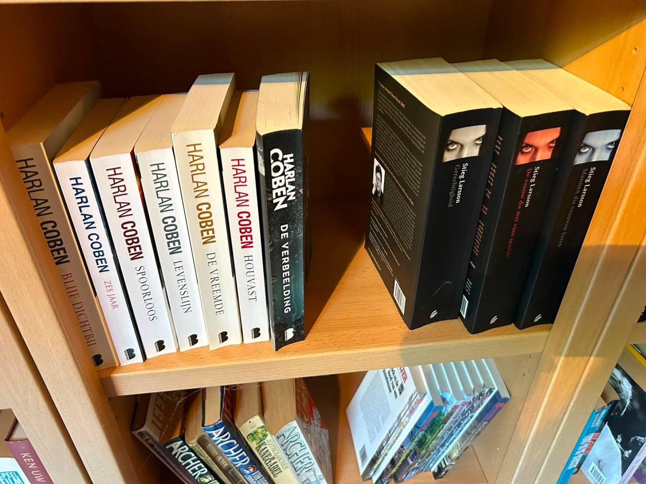 Grote verzameling thrillers (>1.000 st) incl 8 boekenkasten