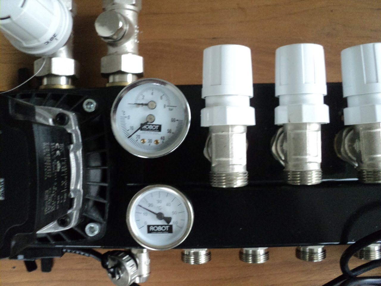 Vrijwel nieuwe 6 groep ROBOT verdeler vloerverwarming GERESERVEERD