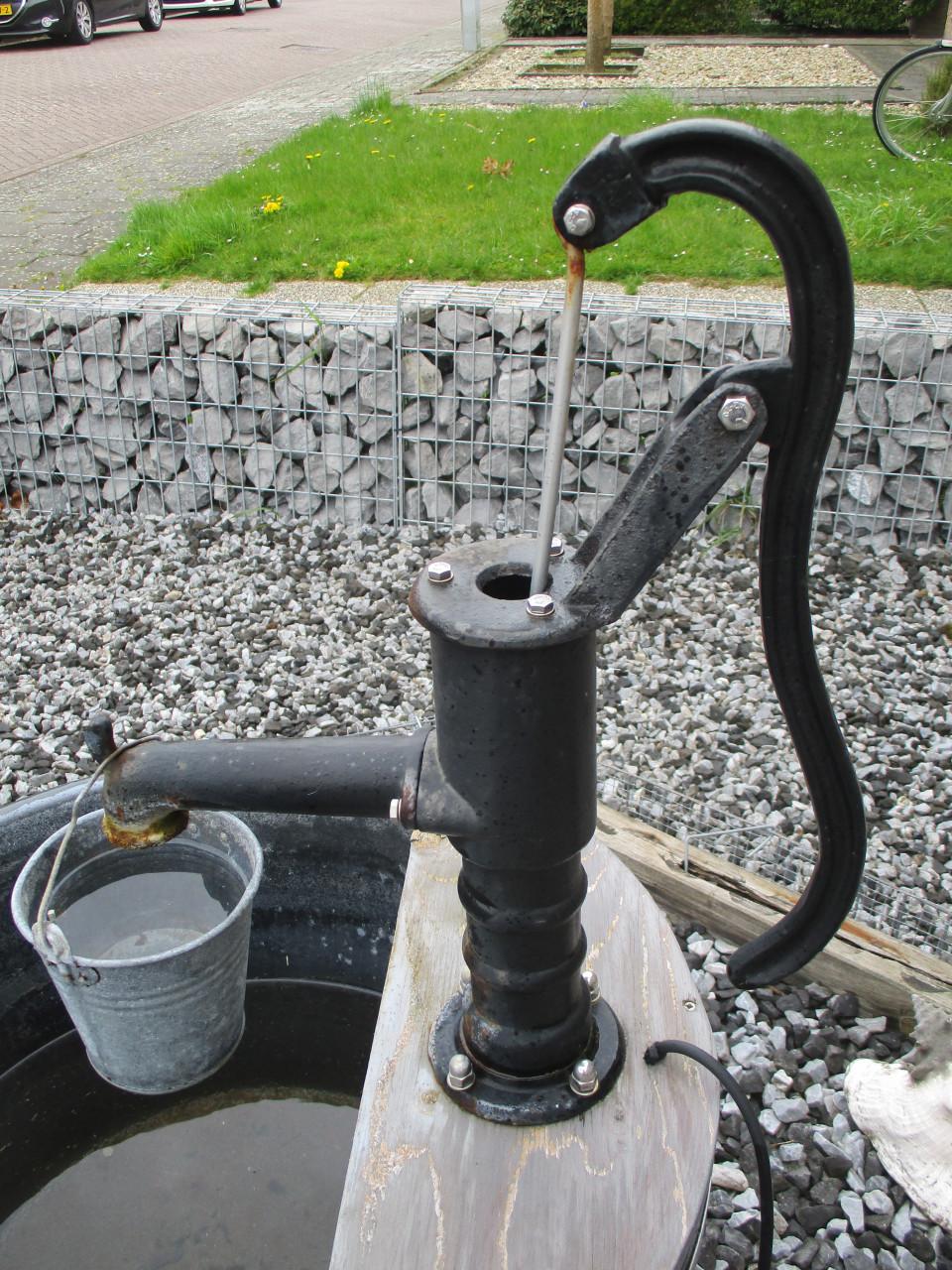 Water ornament  (ton met waterpomp)