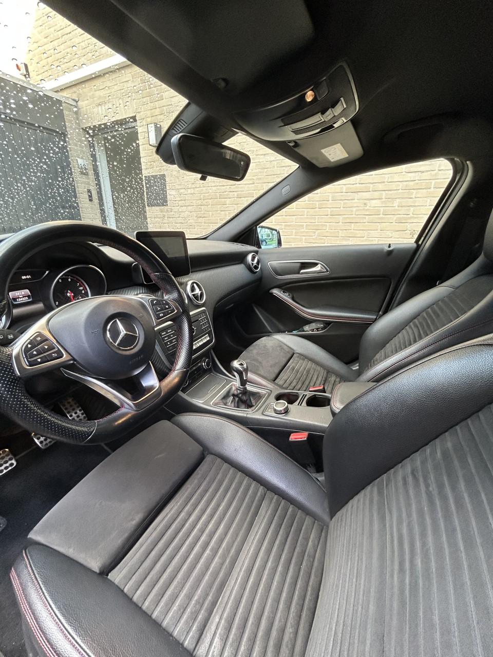 Mercedes-Benz A-Klasse A180 1.6 Blue Efficiency 2017 AMG-line zwart