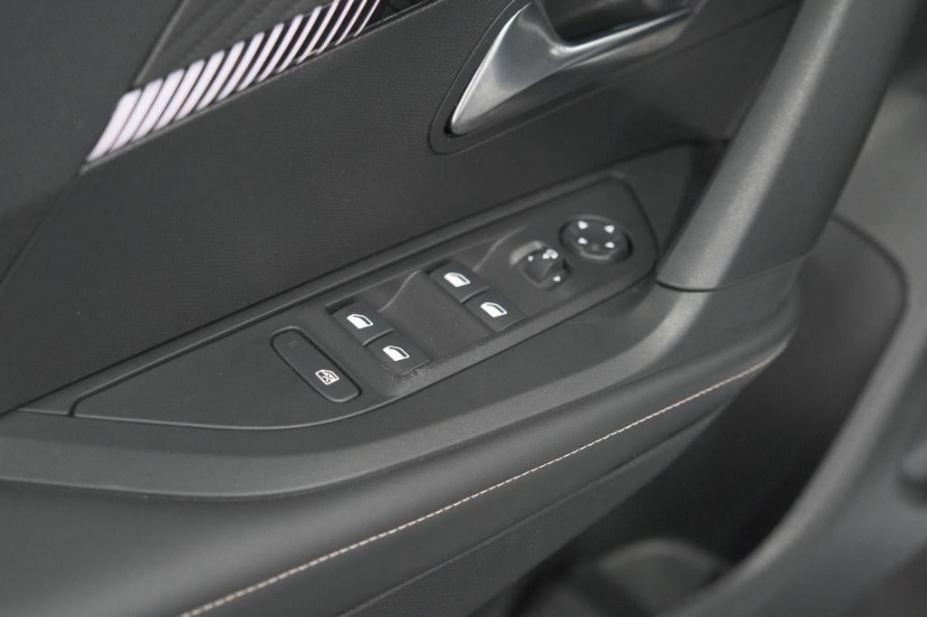 Peugeot 2008 1.2 hybrid 145 allure | apple carplay | climate control | park