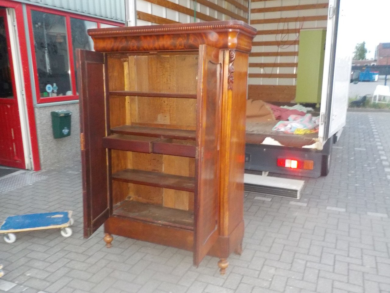 Antiek kast met 2 laden in de kast in goede staat