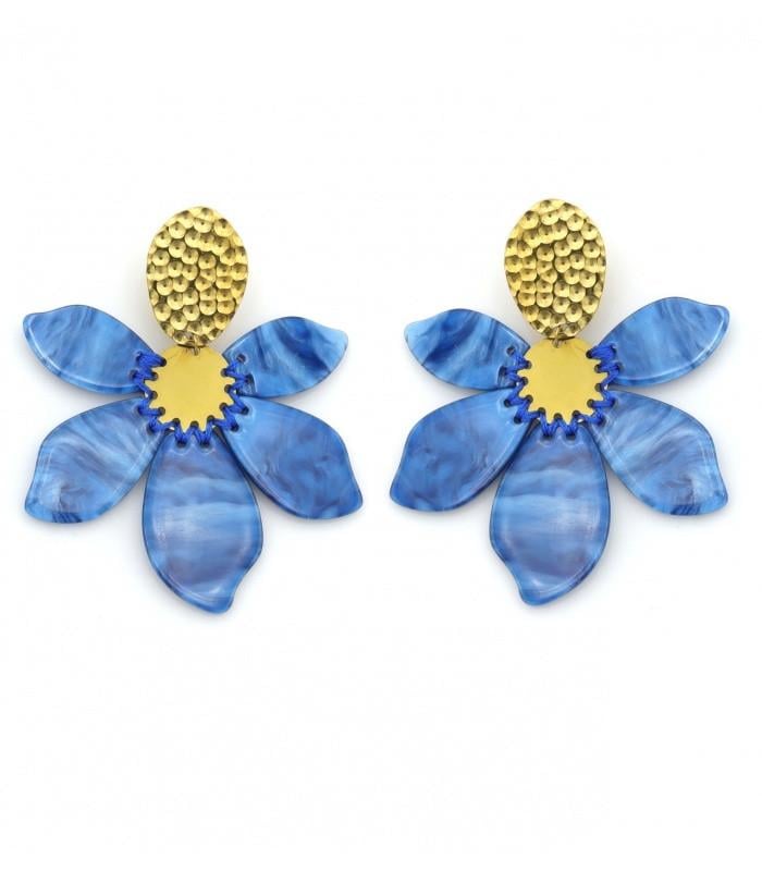 Oorclips met blauwe bloem bladeren en en goudkleurig gehamerd oor stukje