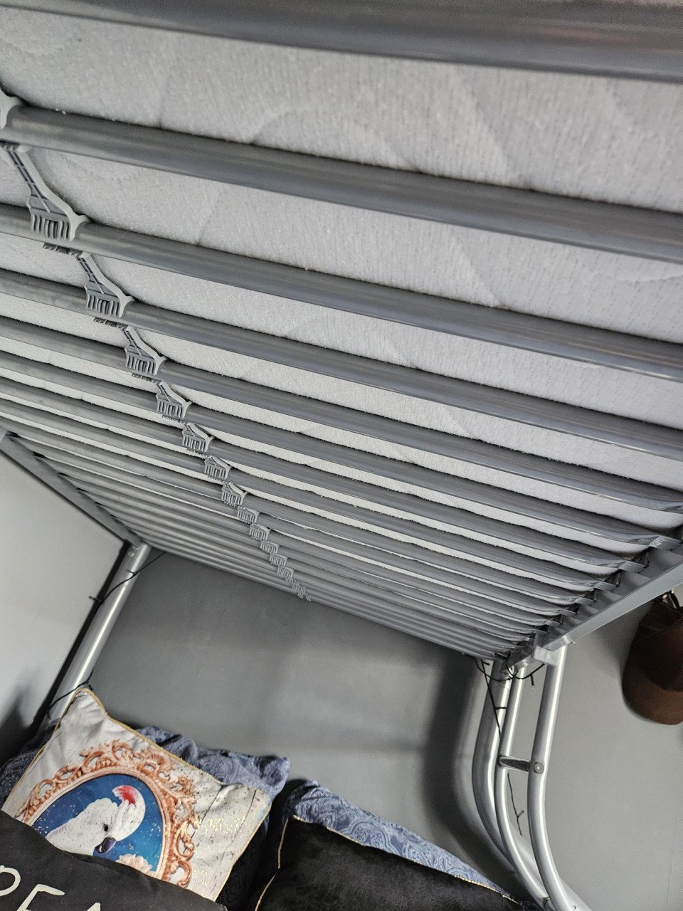 Stapelbed trixie, 140 breed met enkel bed daarboven.