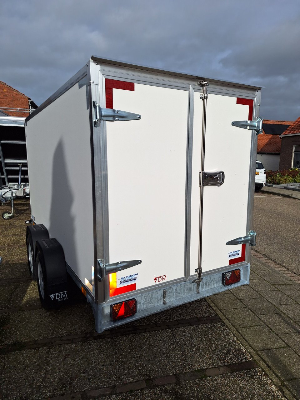 NIEUWE GESLOTEN AANHANGWAGENS