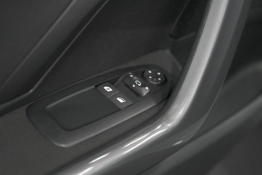 Peugeot 2008 puretech 110 blue lion | trekhaak | apple carplay | panoramada