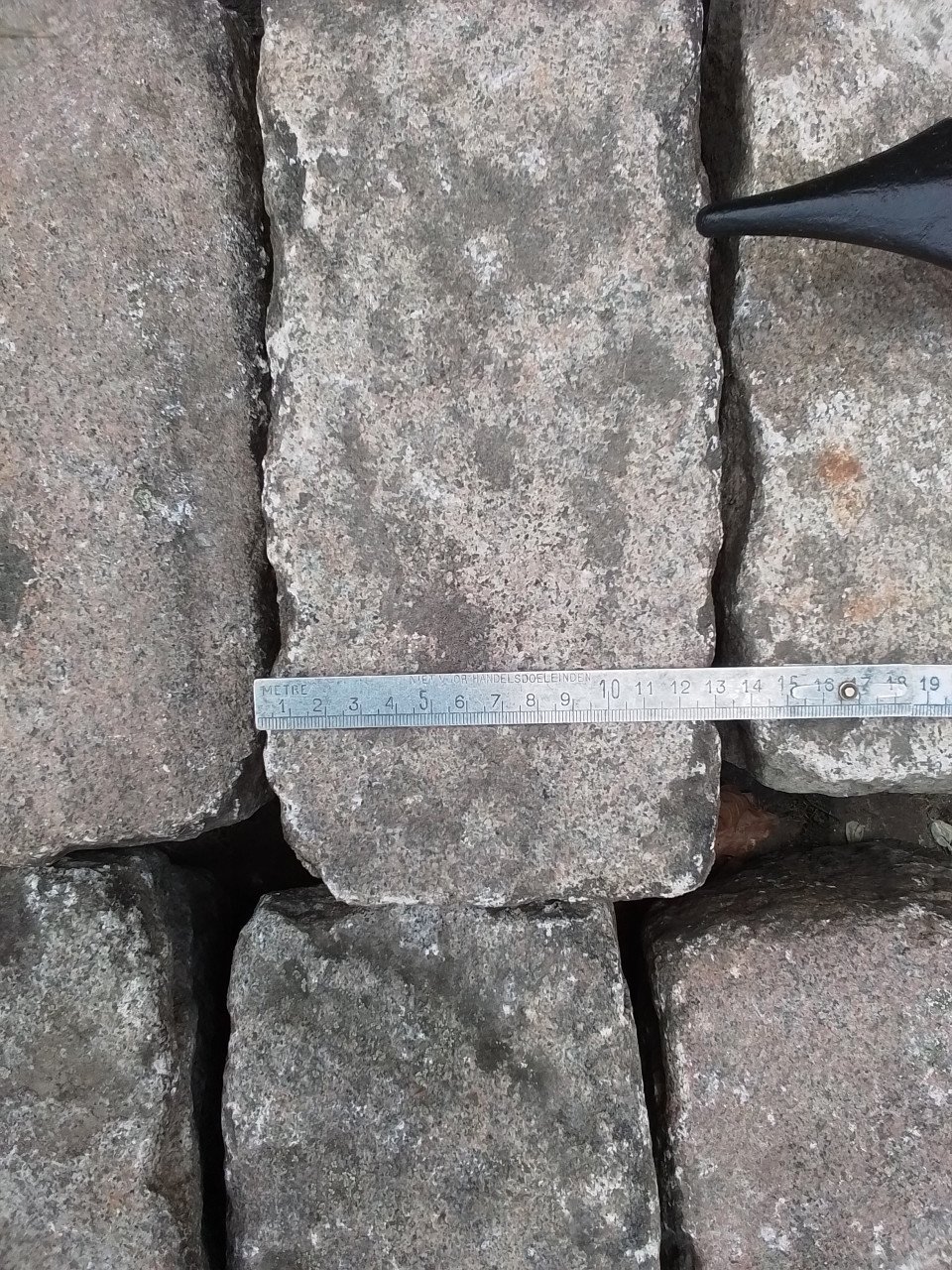 42 stuks granieten boordstenen.