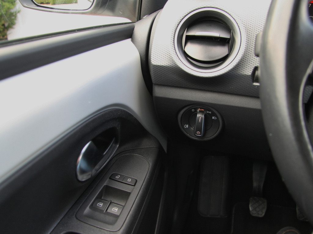 Volkswagen UP! 1.0 active 5drs. clima | apps