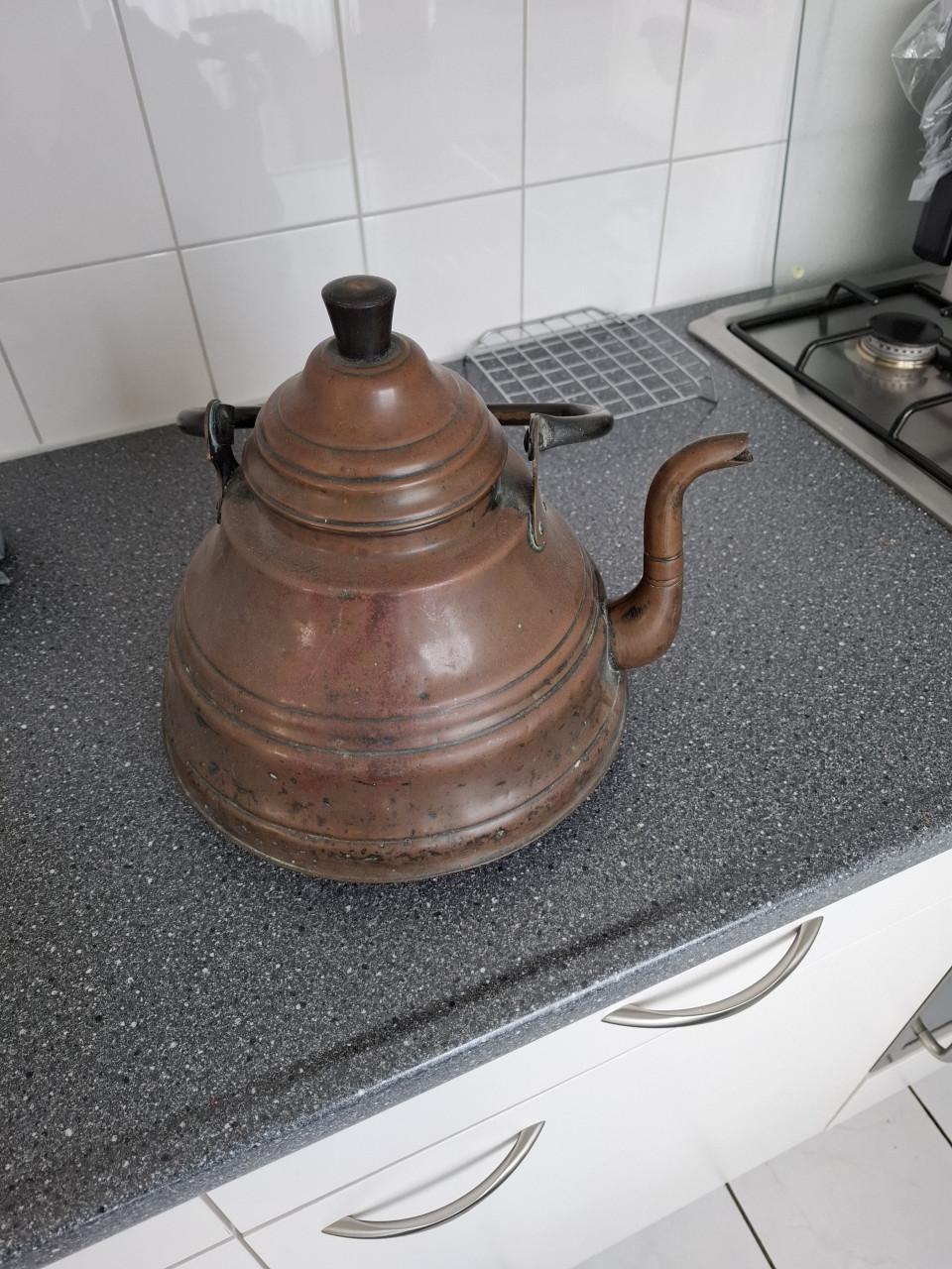 Zeer oude koperen appel ketel