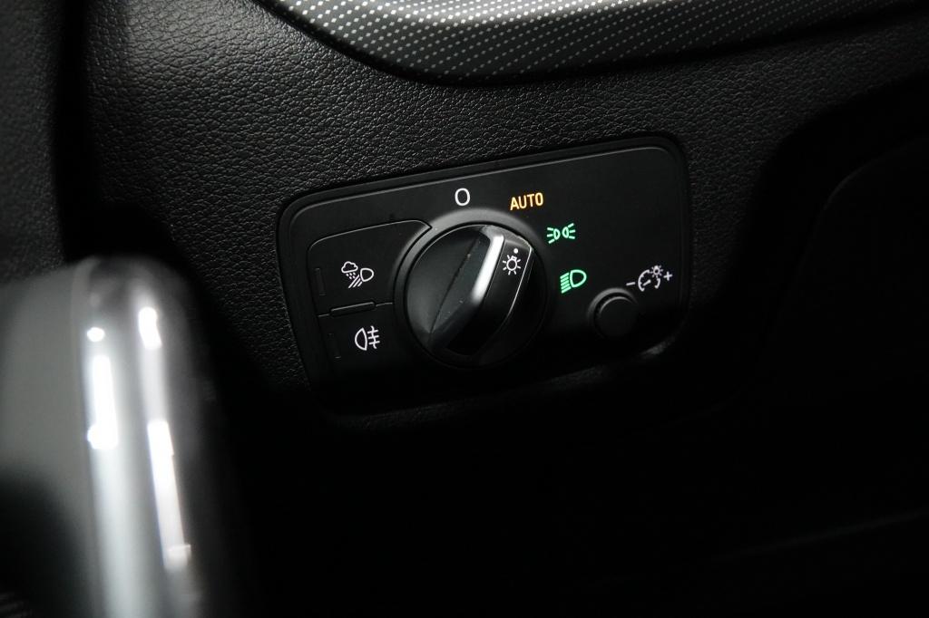Audi Q2 1.5 tfsi | acc | pdc | carplay | s-line |