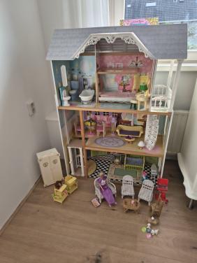 Geheel ingericht poppenhuis