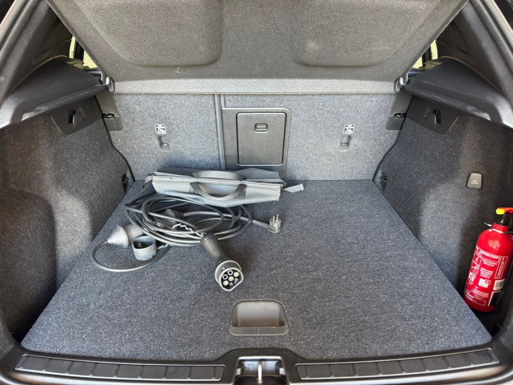 Volvo XC40 1.5 t4 recharge r-design black edition