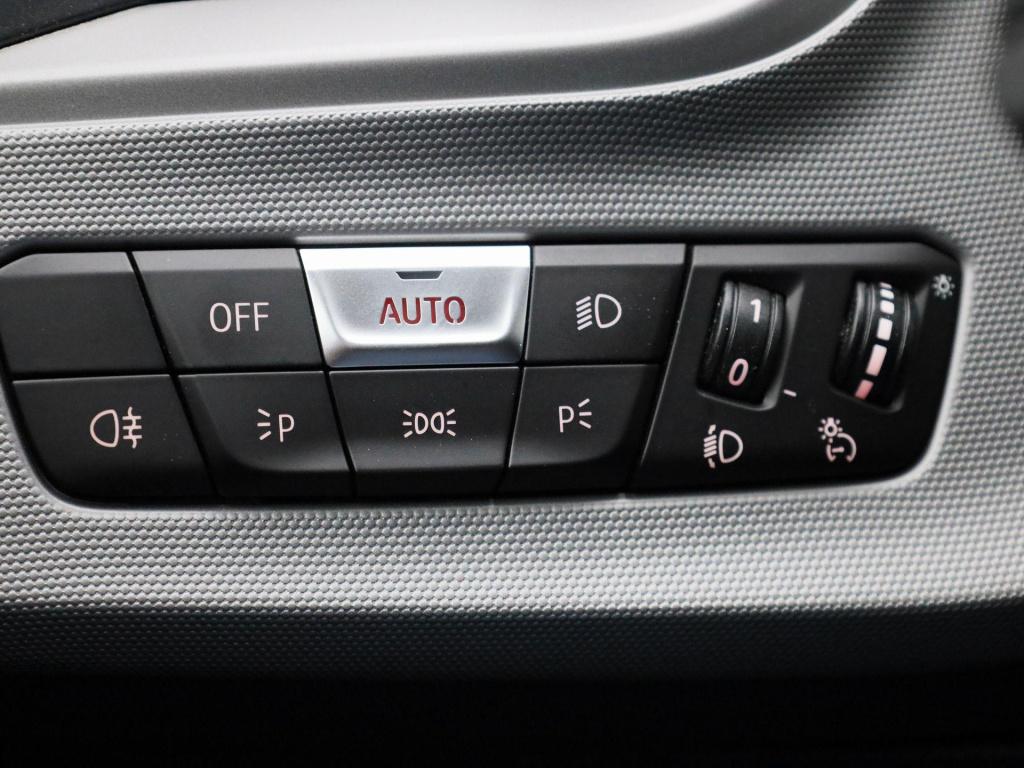 BMW 1 Serie 118i business edition | automaat | apple carplay / android auto