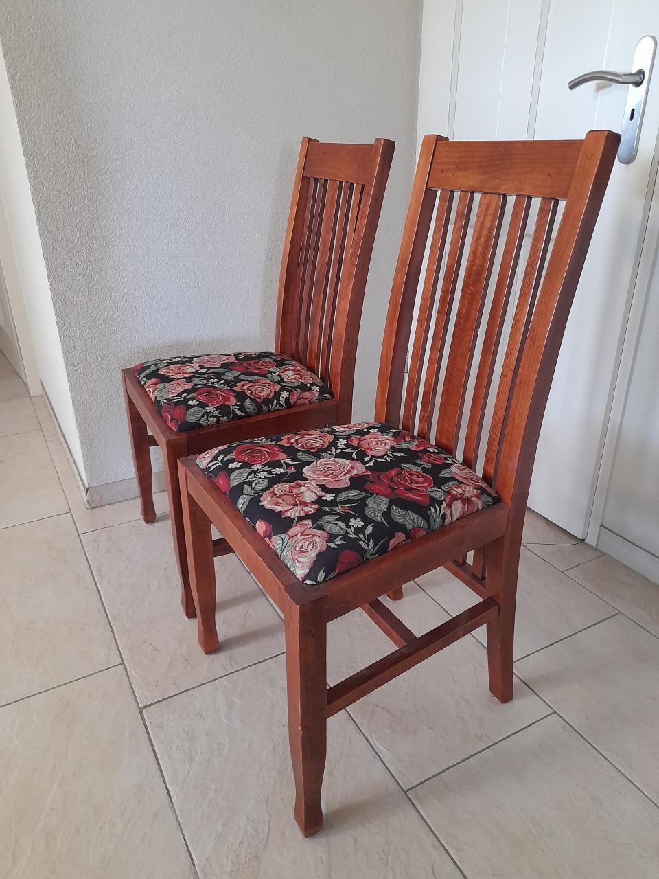 4 Mooie stevige  stoelen (in goede nette staat )  Mogen ook per 2 verkocht