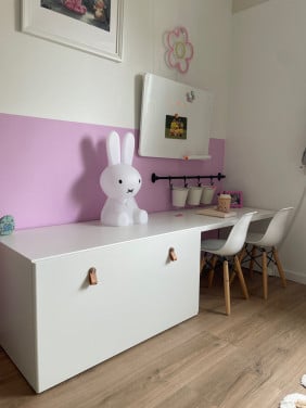 Bureau kinderkamer met stoeltjes en accessoires