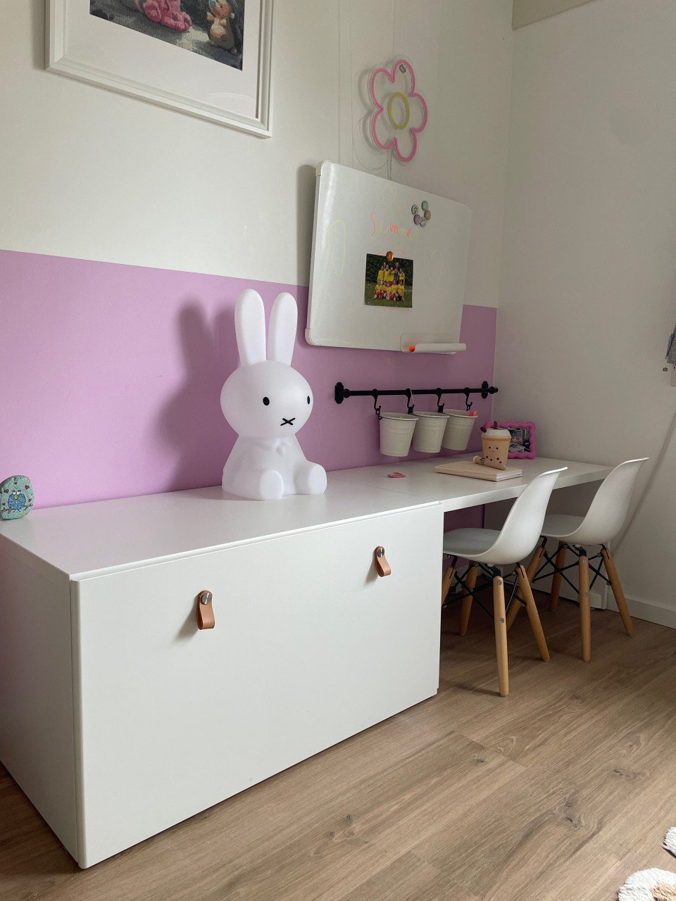 Bureau kinderkamer met stoeltjes en accessoires