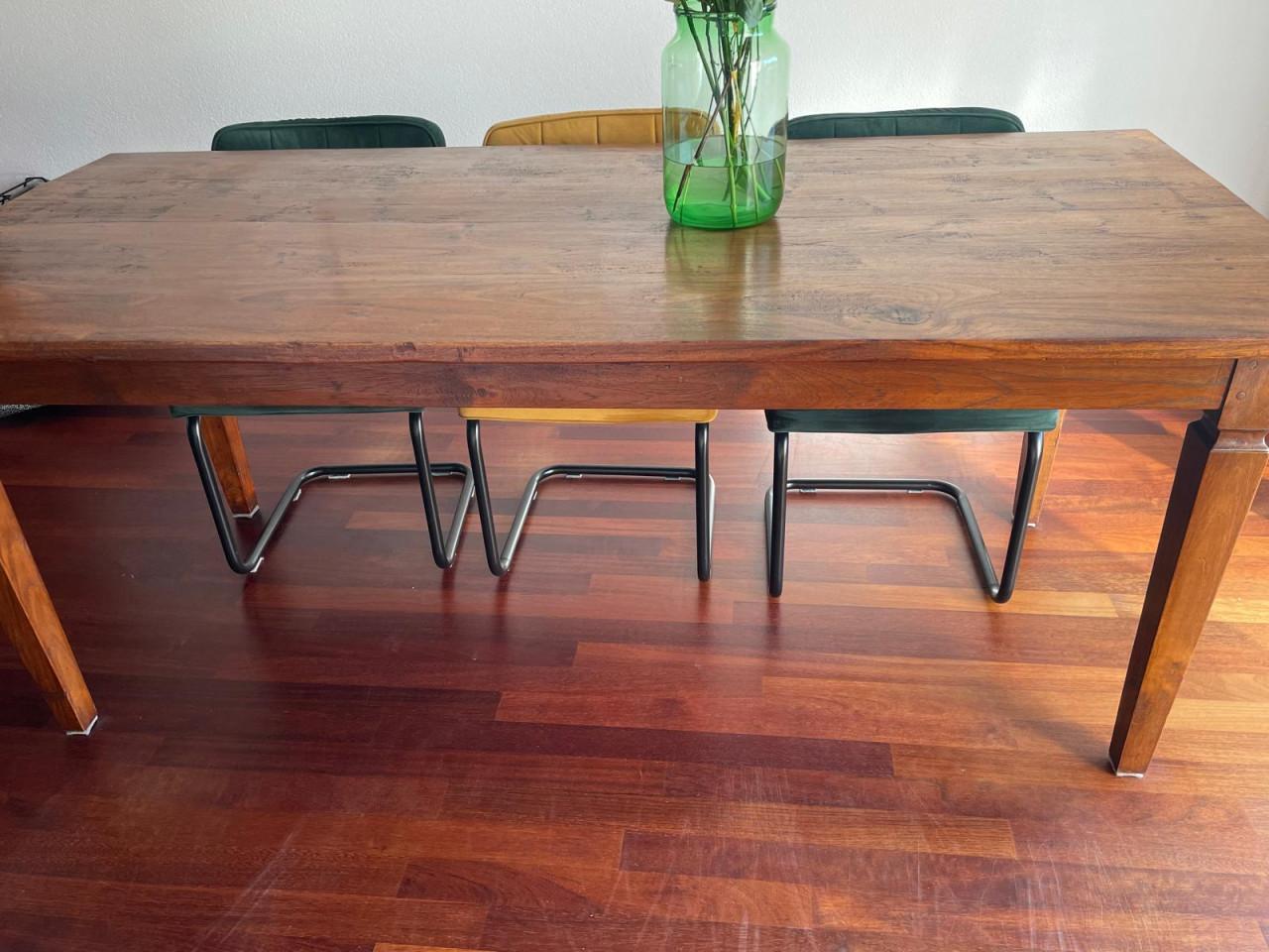 Robuuste houten eettafel – karaktervol en tijdloos