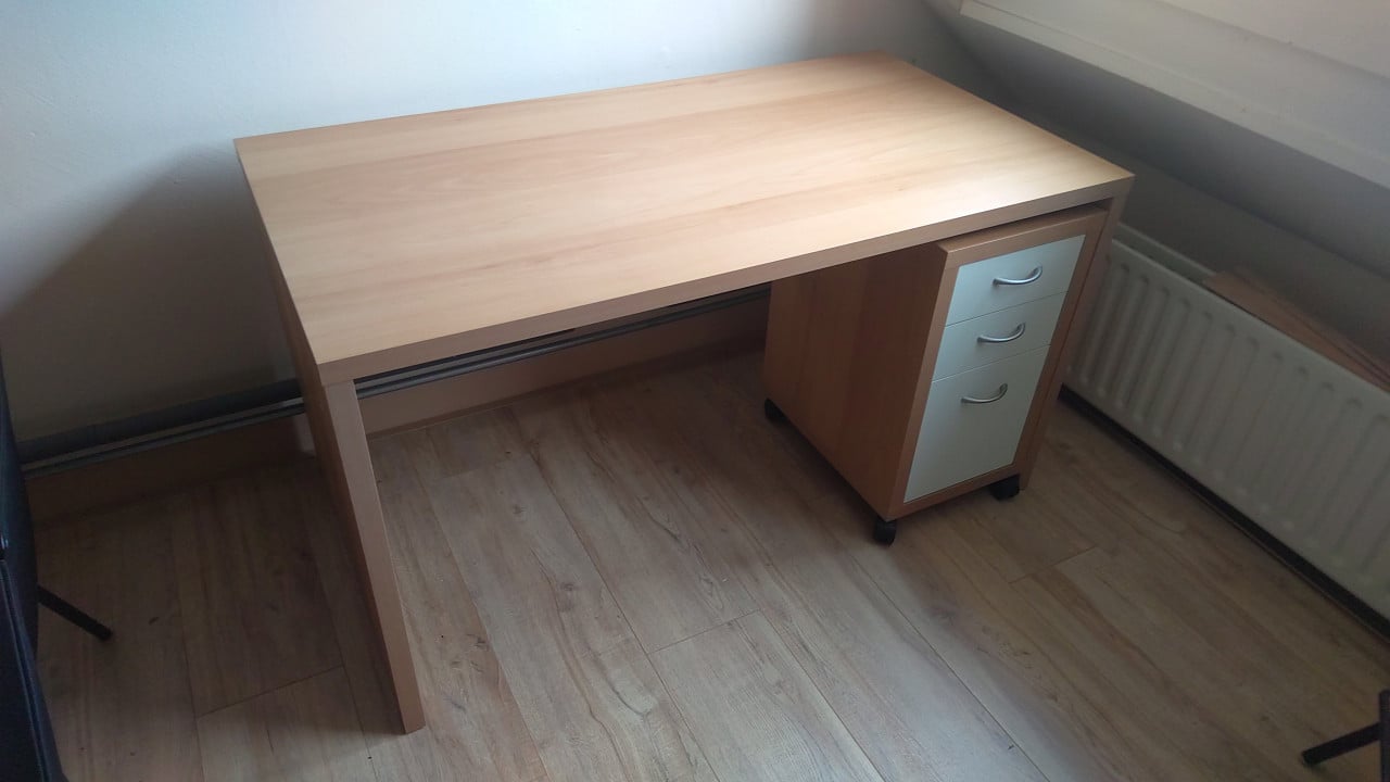 Bureau met kastje vrijwel ongebruikt