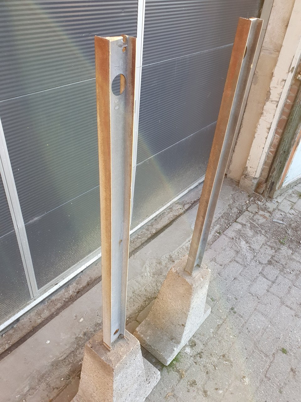 2x Betonpoer met H-profiel voor hek, poort, schutting of volkstuin.