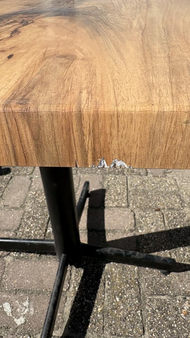 Terras tafeltje buiten tafel