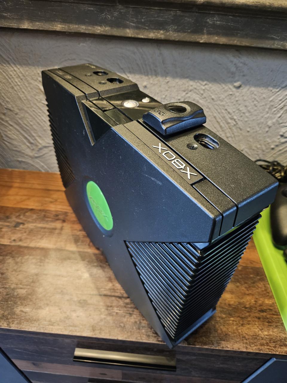 Originele Xbox met 2 controllers en afstandsbediening
