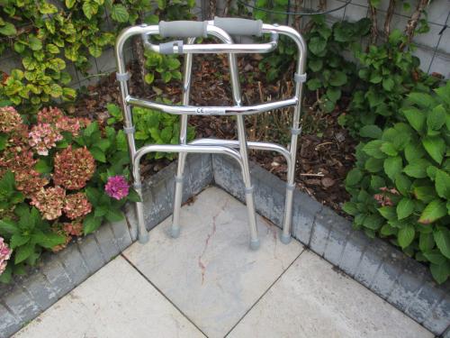 Nieuw lichtgewicht looprek van medipoint in hoogte instelbaar