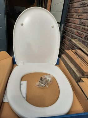Te koop nieuwe witte wc bril merk Cersanit