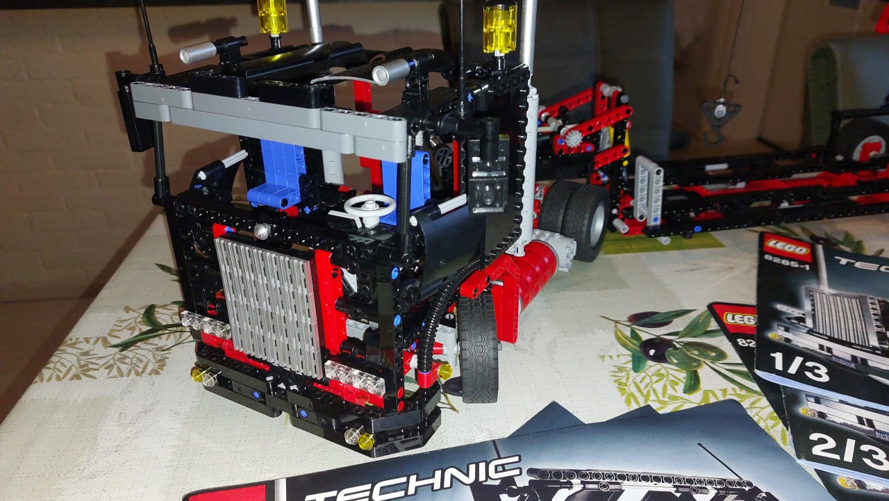Lego technic 8285 vrachtwagen met oplegger