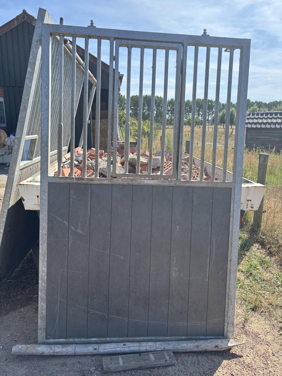 Zeer nette voorwand paardenbox 3.5 meter