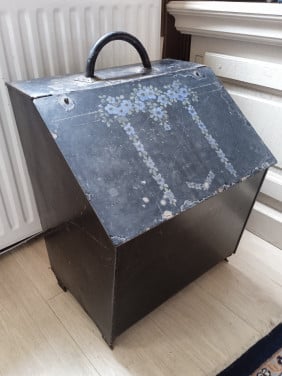 Metalen kolenbak op poten
