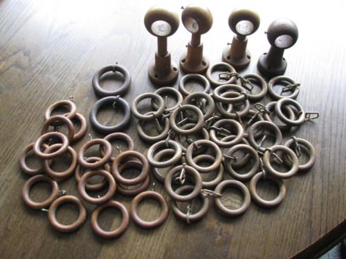 Houten gordijnringen.