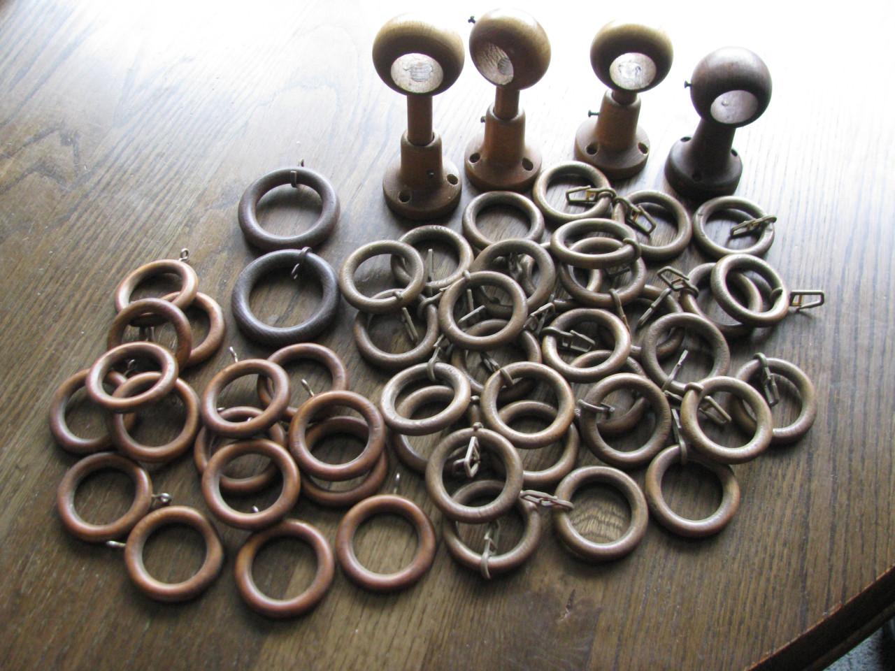 Houten gordijnringen.