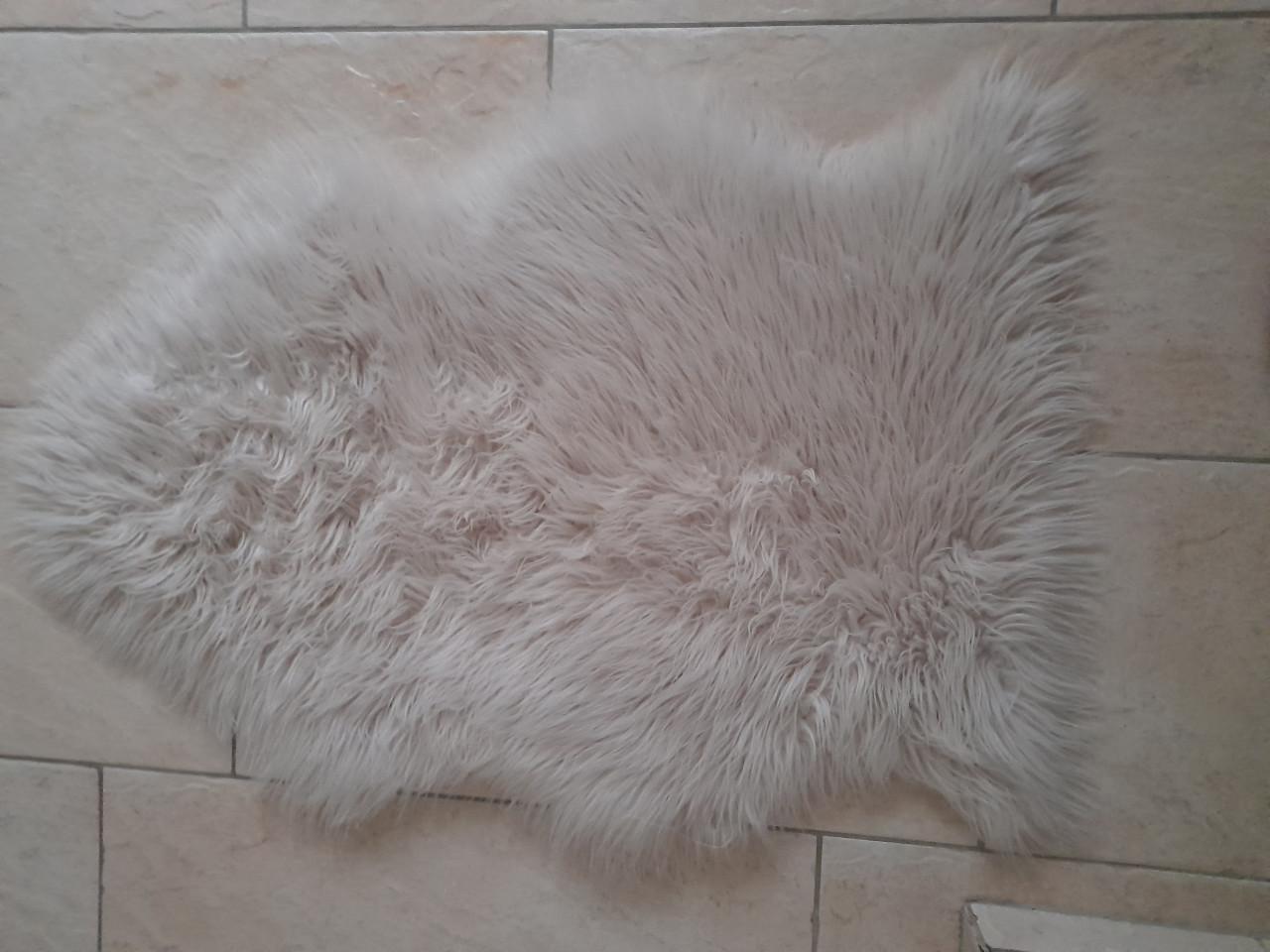 2 Vachten  (z.g.a.n.)  vachten  €7,50 per stuk