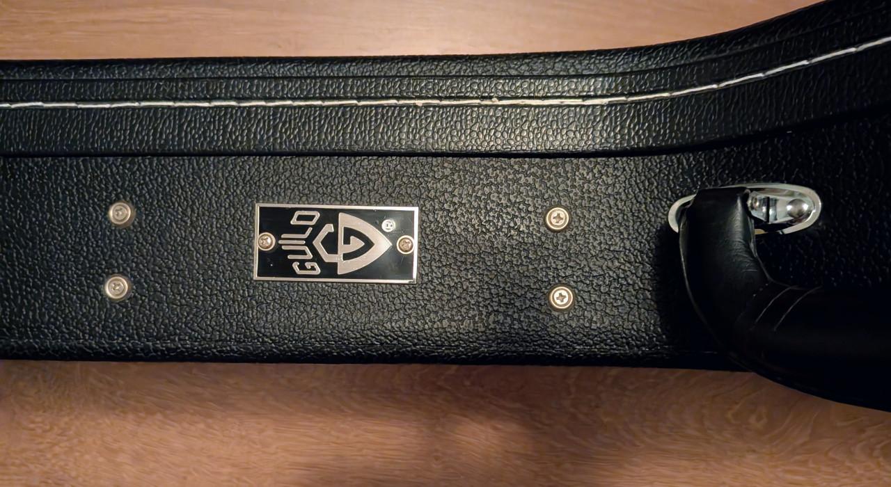 Vrijwel nieuwe Guild hard case voor de Starfire (bas)gitaar
