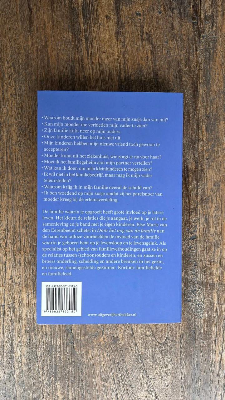 Boek Else-Marie van den Eerenbeemt; 'Door het oog van de familie'.