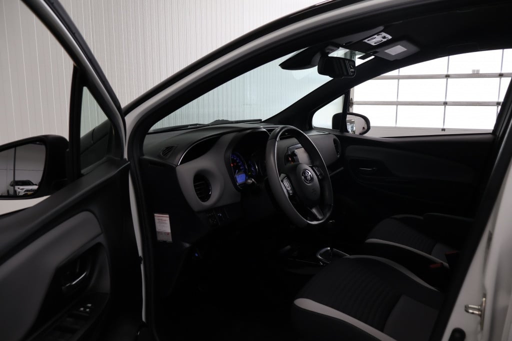 Toyota Yaris 1.5 hybrid dynamic bi-tone