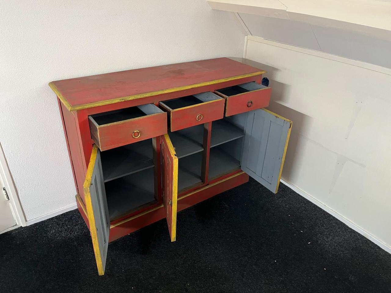 Fraaie kast rood met gele accenten