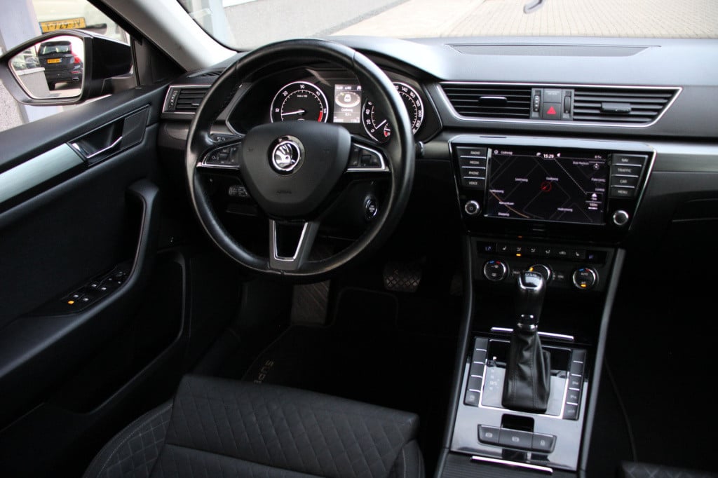 Skoda Superb combi 1.6 tdi style business | automaat | navi | camera