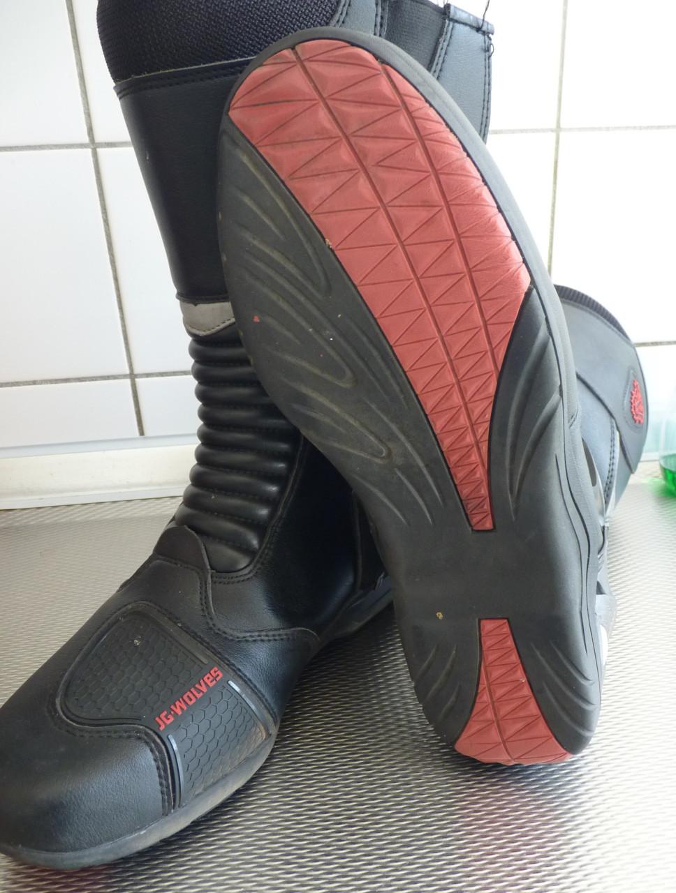 Nagenoeg nieuwe motorlaarzen maat 45 JG.Wolves en Leren motorbroeken.