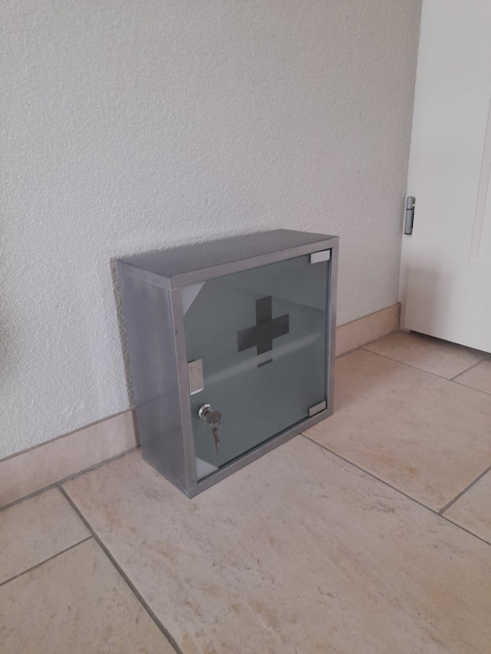 Medicijnkastje  30 x 30 x 12 cm (in goede staat )