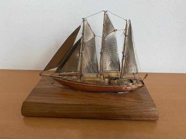 Schitterend handgemaakt model van de Eendracht in koper/messing