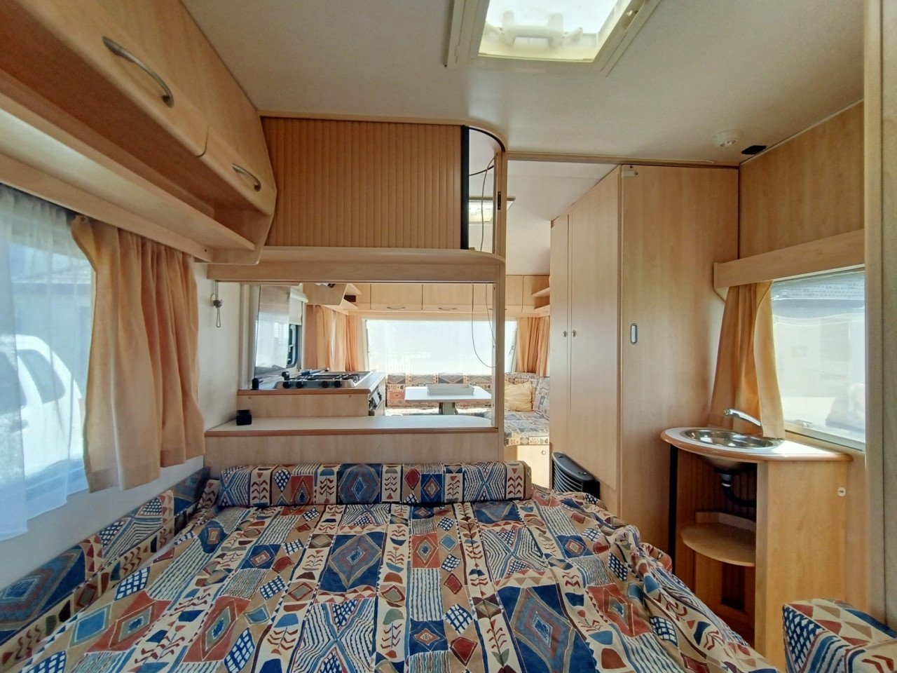 Mooie vochtvrije Beyerlan 495 LB 1999 met voortent en vast bed